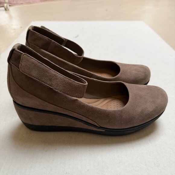 Clarks Suede Shoes Womens 10 Wide Tan Mary Jane Wedge Ankle Strap Holiday Party - Picture 1 of 9